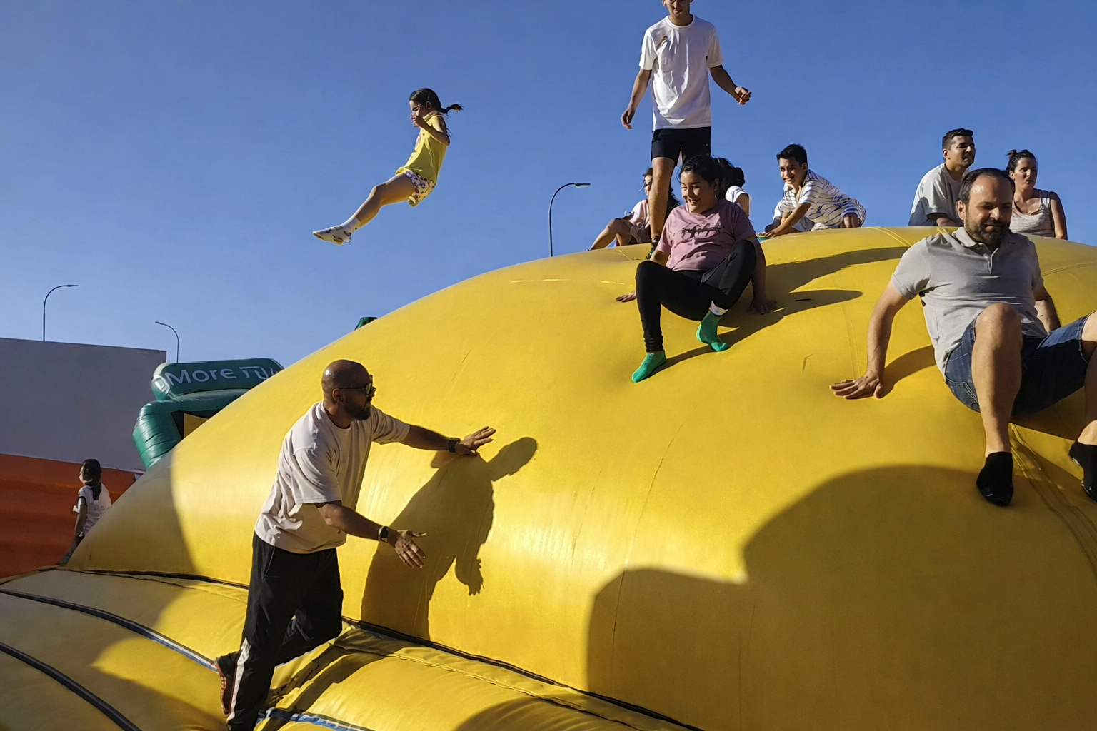FUNBOX_NIÑAVOLADORA_ENFOCADA.png
