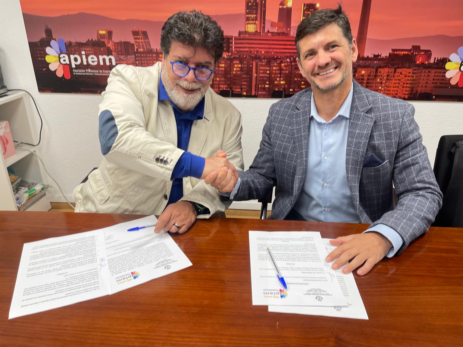 Foto firma convenio APIEM1.jpg